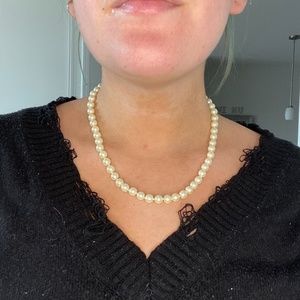 Warm toned pearl necklace (trendy!)